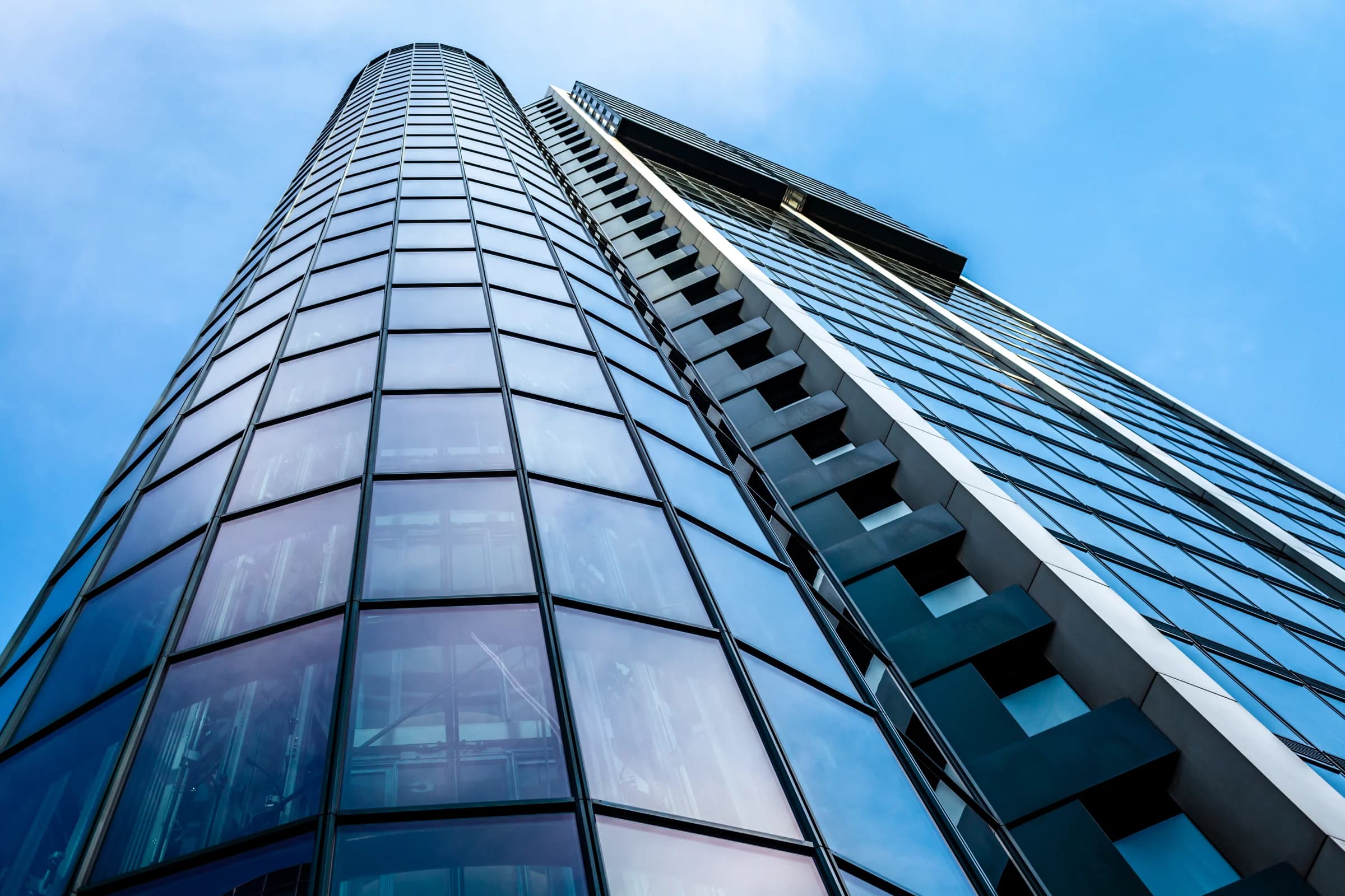 Fachada de prédio corporativo com céu azul
